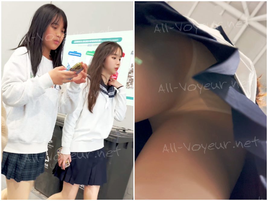 制服を着た女子生徒が買い物中にスマホに夢中になっている。短いスカートとピンクの下着がとても可愛らしい。