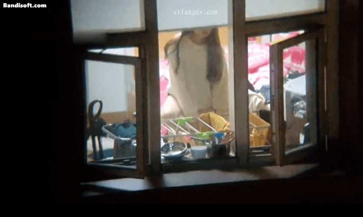 【高画質隠しカメラ映像】大学寮の窓からシャワーや着替えの様子をこっそり撮影