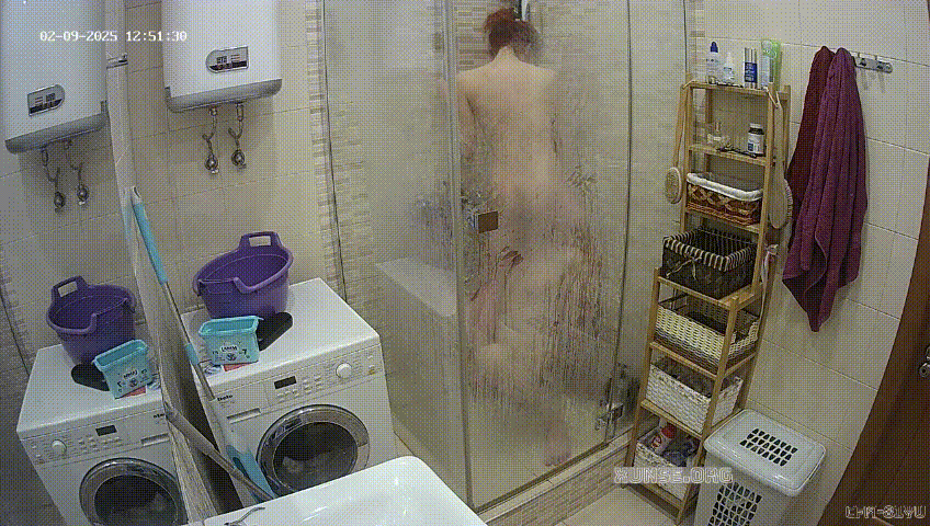 他の３人がベッドで髪を洗っている間、グループはバスルームで遊びに行った。他の２人がとても楽しそうにしているのを見て、親友はこっそり顔を出してみることにした。