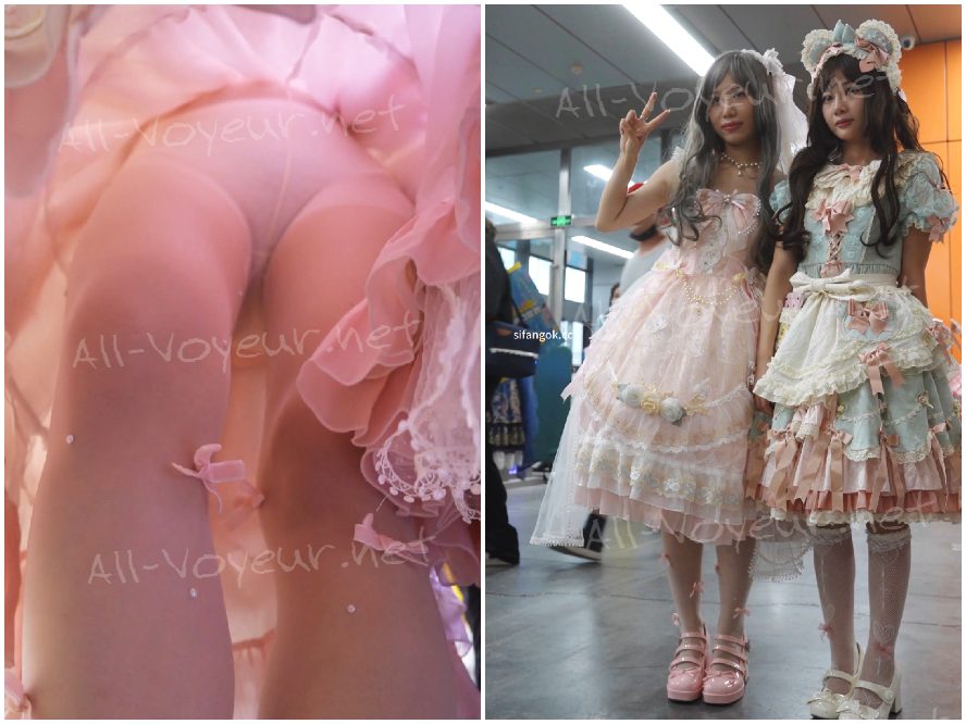 ピンクのレースのドレスを着た可愛い女の子。お尻が裂けた白いストッキング、前後にCD。