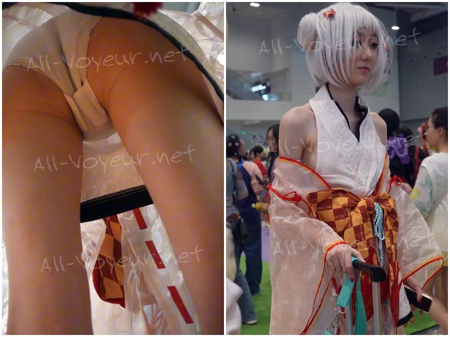 ツインテールのメイドさんが彼氏と一緒にお買い物へ……。白ストッキングにサスペンダー姿で、女装の順番待ちをしています。