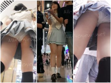 244 – 薄い青色の女子高生の写真を2枚コピーしました。どちらも白い下着を着用しています。