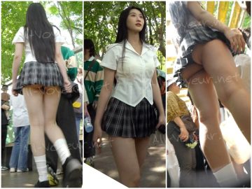（原文：Kongcheng）短いスカートを履いたセクシーな女の子が公園を散歩している。下着からはセクシーなお尻の半分が露わになっている。