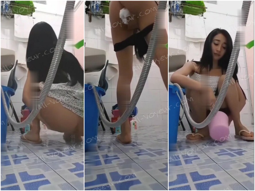 大家が、トイレを済ませた後にスプーンを使ってマンコとお尻を洗う美人の女性入居者を浴室で盗撮