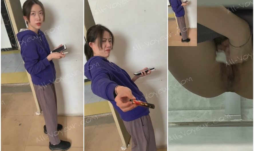 トイレでの盗撮常習者である「負け組」男が、喫煙所で女性に火を借りるふりをして巧みに会話を始め、その後トイレで彼女の放尿シーンをこっそりと撮影します。その美女のマンコは、実に瑞々しく柔らかそうな見た目をしています。