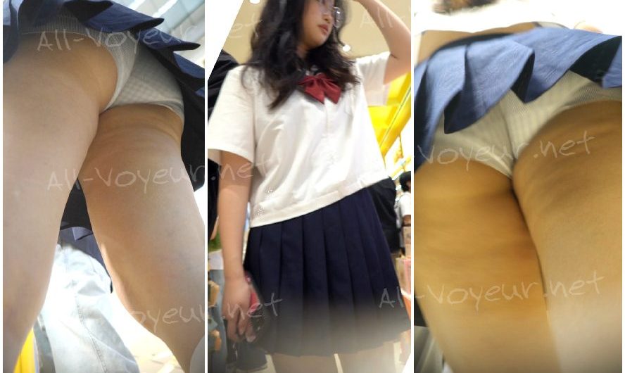 （原文：孔成）花柄のワンピースを着た若い女性が子供を連れて買い物に出かけている。ピンクのレースで縁取られた腰の部分は部分的に覆われている。