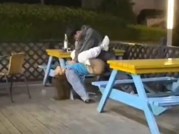 なかなかやるね、あの子。コンビニの入り口で堂々と彼女とヤッてるなんて。防犯カメラに映ってたら、警察はカップルのそういう行為を取り締まるのかな？