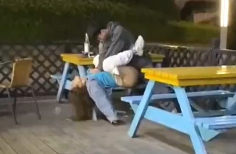 なかなかやるね、あの子。コンビニの入り口で堂々と彼女とヤッてるなんて。防犯カメラに映ってたら、警察はカップルのそういう行為を取り締まるのかな？
