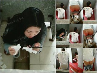 花钱顾学校女生去厕拍（一部）！早上拉屎人真多，每个坑位都是拉屎的妹子